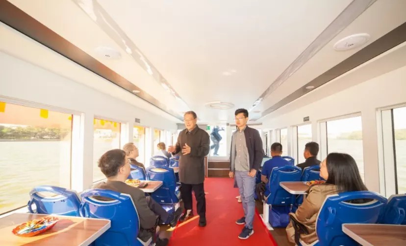 图：中科嘉鸿领导向乘坐游船的来宾作讲解